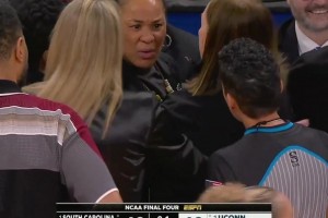 罕见场面🤬女篮疯三四强赛后，双方主帅爆发口角！贴脸互喷啊！