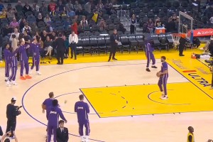 湖人赛前抛球仪式确实挺有意思，科尔也看得津津有味